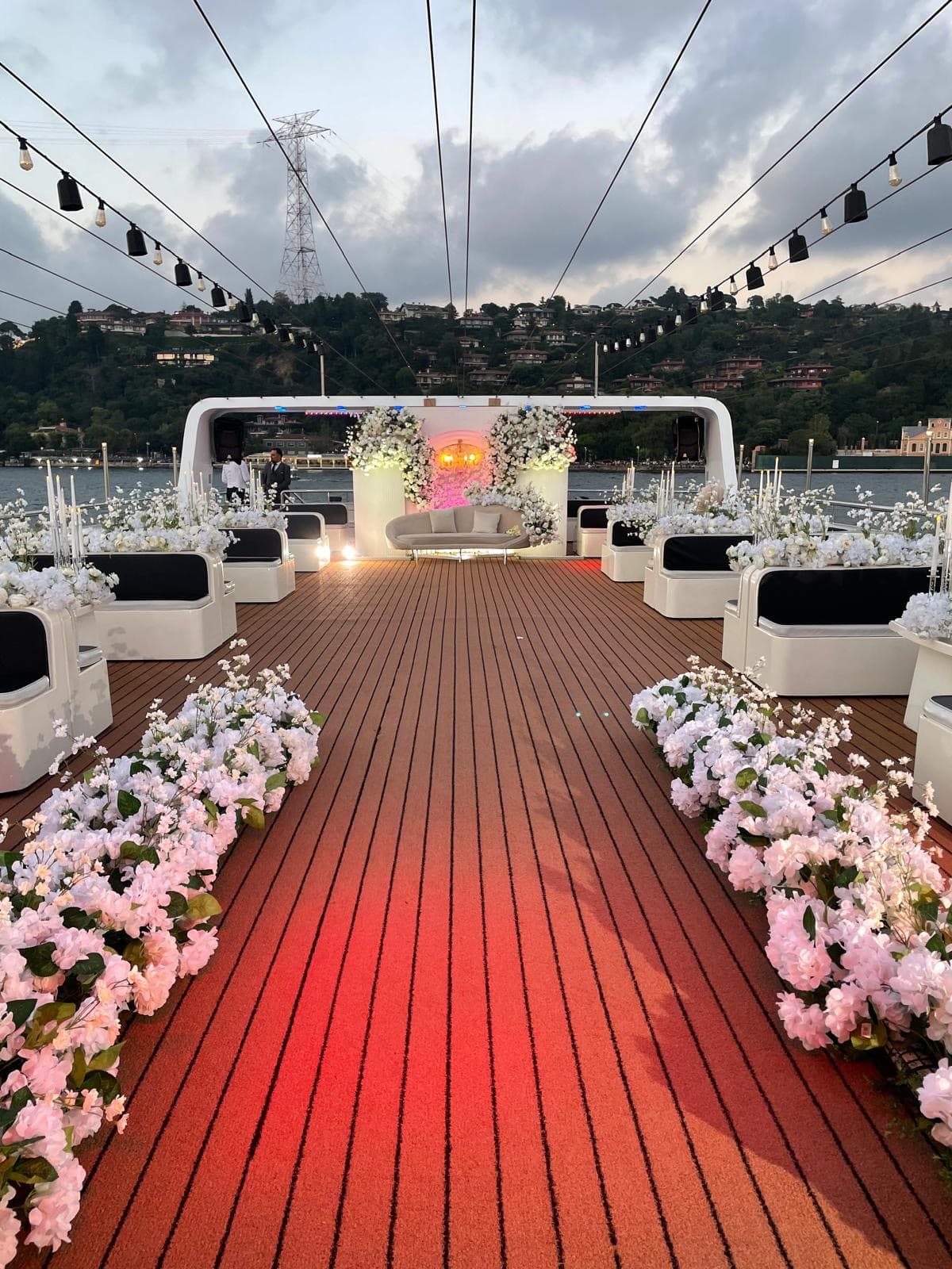 Üst güverte tören ve çiçek dekorasyonu
