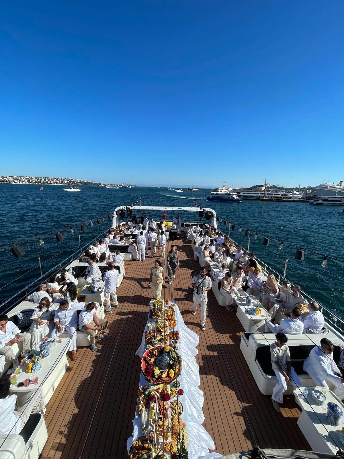 Üst güverte white party etkinliği