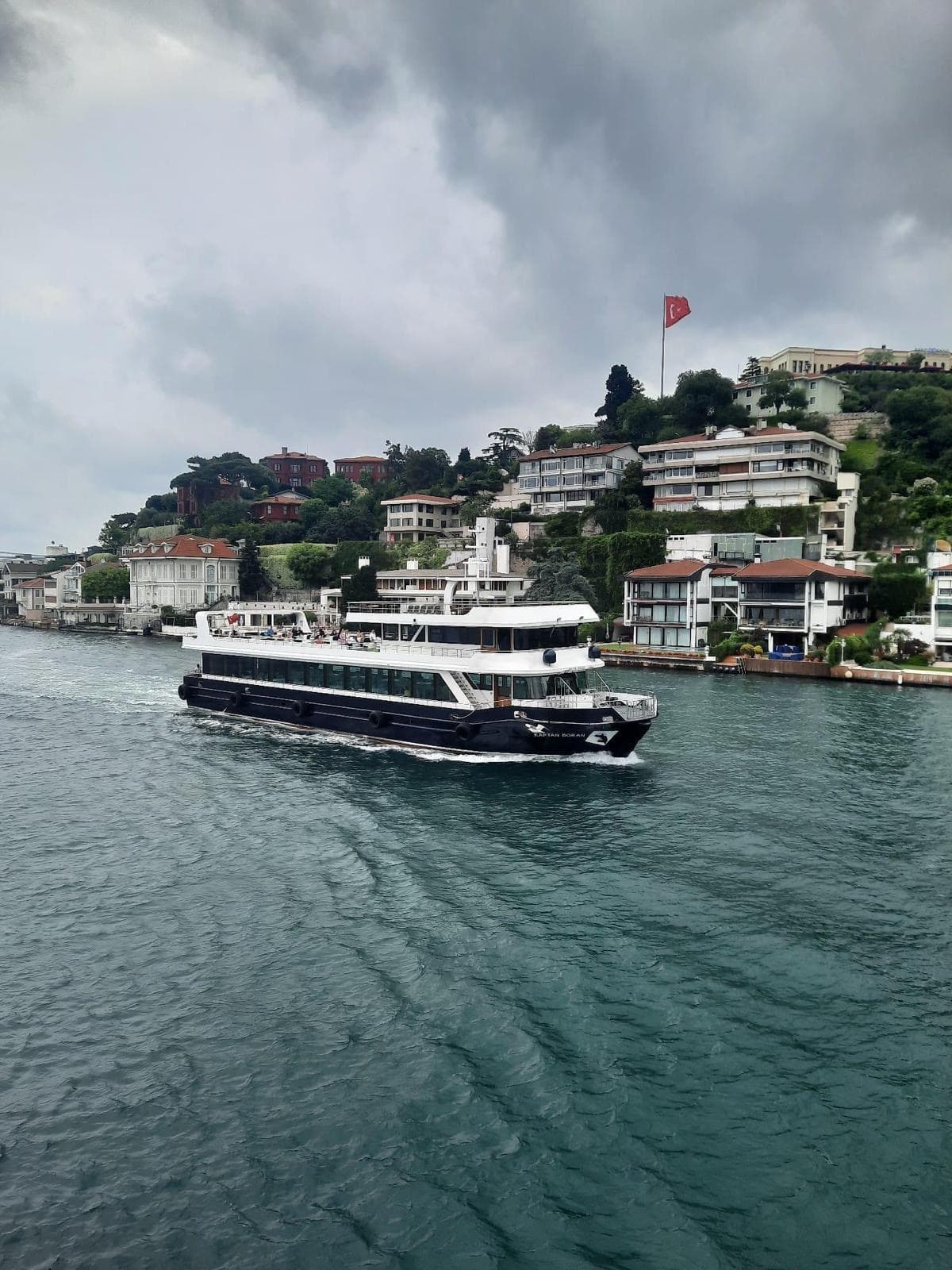 Kaptan Boran teknesi Boğaz'da seyir halinde